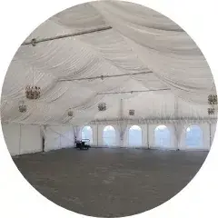 wnętrze hali namiotowej